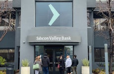 image of people lined up outside of silicon valley bank