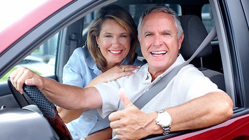 Seniors in car smiling © kurhan/Shutterstock.com