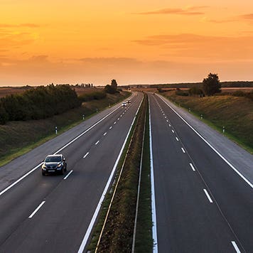 Highway at sunset © Fesus Robert/Shutterstock.com