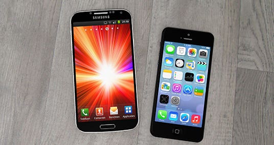 Samsung mobile phone and iPhone on a table © Pedro II/Shutterstock.com
