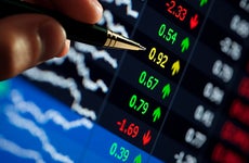 Rate market chart on computer screen © Irina Tischenko - Fotolia.com
