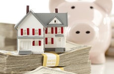 House with piggy bank and money © Andy Dean Photography - Fotolia.com