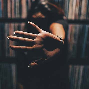 Embarassed woman shunning the camera | Marlin Munoz / EyeEm/Getty Image