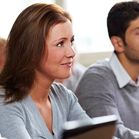 Girl sitting in classroom © Robert Kneschke - Fotolia.com