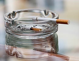 Smoking cigarettes © Romanchuck Dimitry/Shutterstock.com