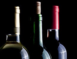 Drinking alcohol © Ramon L. Farinos/Shutterstock.com