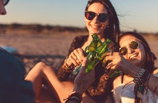Friends clinking beer bottles together © Anchiy/Shutterstock.com