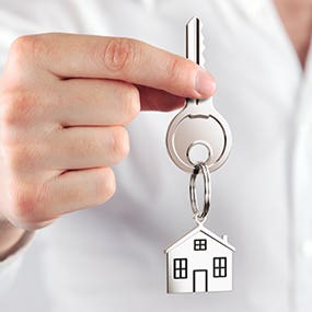 Man holding house key © peshkov - Fotolia.com