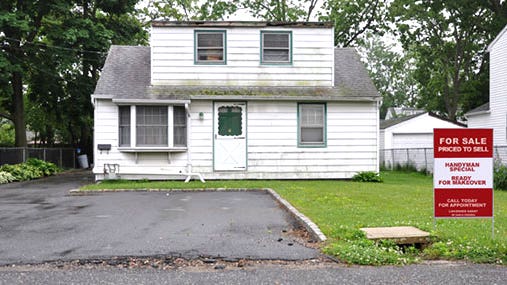 House in bad condition © rSnapshotPhotos/Shutterstock.com