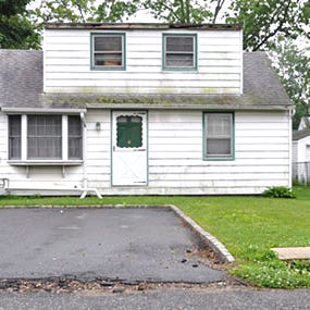 House in bad condition © rSnapshotPhotos/Shutterstock.com