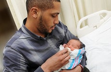 Father bottlefeeding newborn in hospital © rSnapshotPhotos/Shutterstock.com