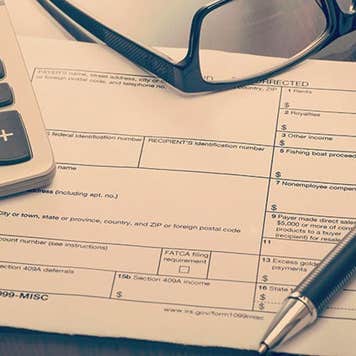 2015 Form 1099-MISC | iStock.com/Devrim_PINAR