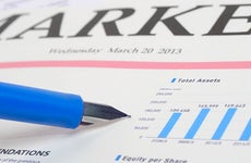 Market newspaper with pen and graph © tescha555/Shutterstock.com