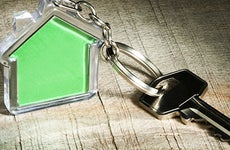 Housekey with green house keychain © Deyan Georgiev/Shutterstock.com