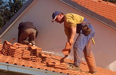 Roofers at work © viki2win/Shutterstock.com