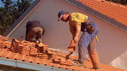 Roofers at work © viki2win/Shutterstock.com
