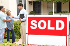 Old couple young man sold sign house © Fotolia.com