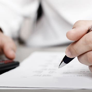 Filling out paperwork © Christopher Meder/Shutterstock.com