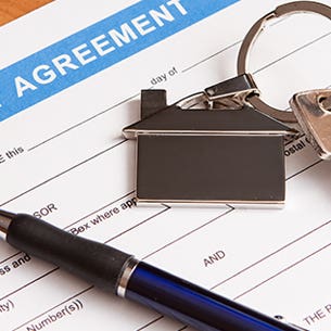 Rental agreement © scyther5/Shutterstock.com