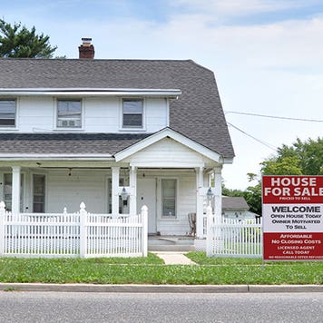 Front of house with sale sign © rSnapshotPhotos/Shutterstock.com