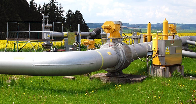 Natural gas pipeline © czdast/Shutterstock.com