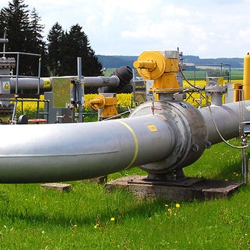 Natural gas pipeline © czdast/Shutterstock.com