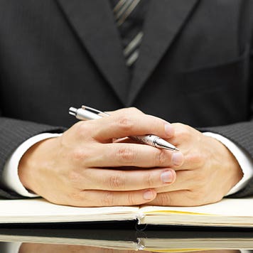 Hands folded © Bacho/Shutterstock.com