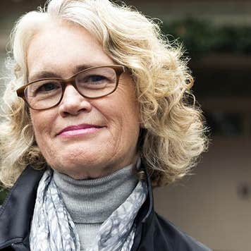 Smiling woman looking at the camera | Roberto Westbrook/Image Source/Getty Images
