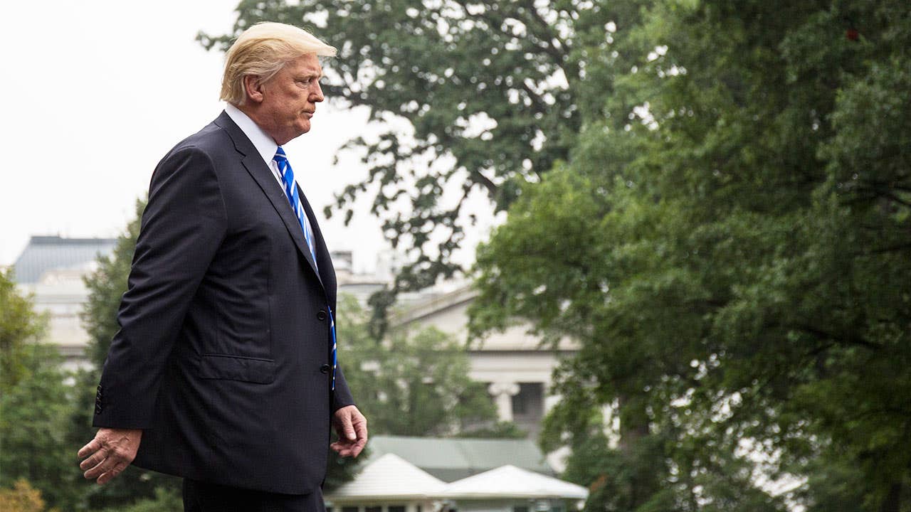 Trump walks across White House lawn