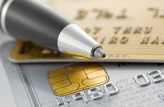 Credit cards and pen © naka - Fotolia.com