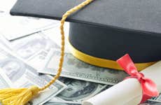Graduation cap, diploma, money © pogonici/Shutterstock.com