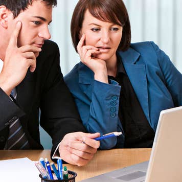 Couple sitting at a table looking at a computer © Patrizia Tilly/Shutterstock.com