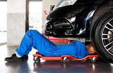 Auto mechanic working on car in shop | Twinsterphoto/Shutterstock.com