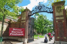 Harvard College students move into dorms