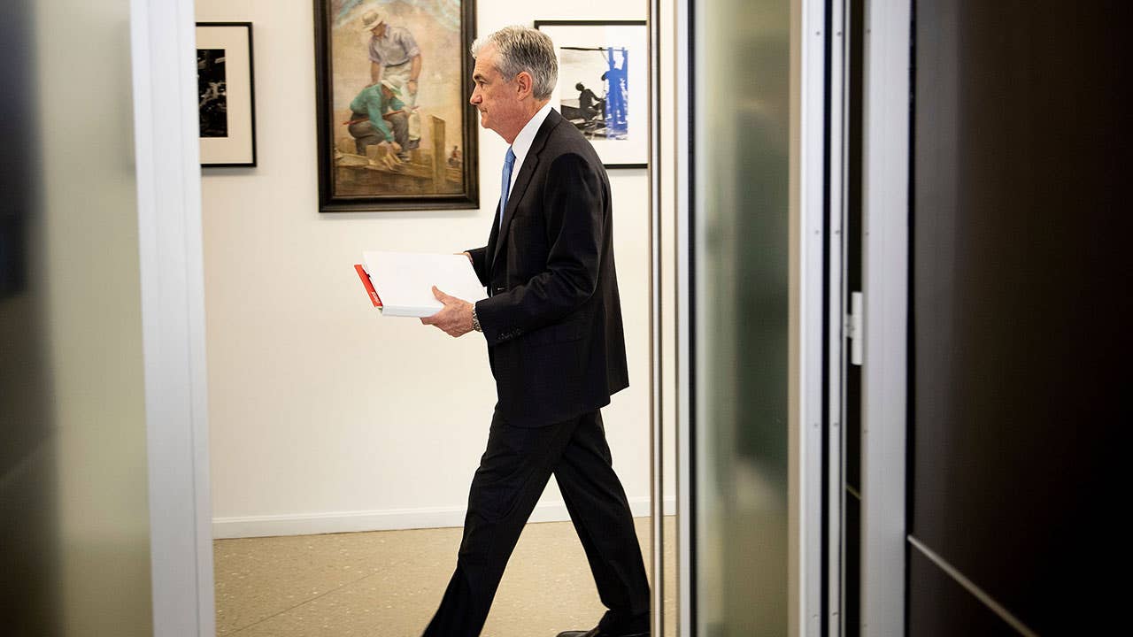 Jerome Powell walking through the Federal Reserve