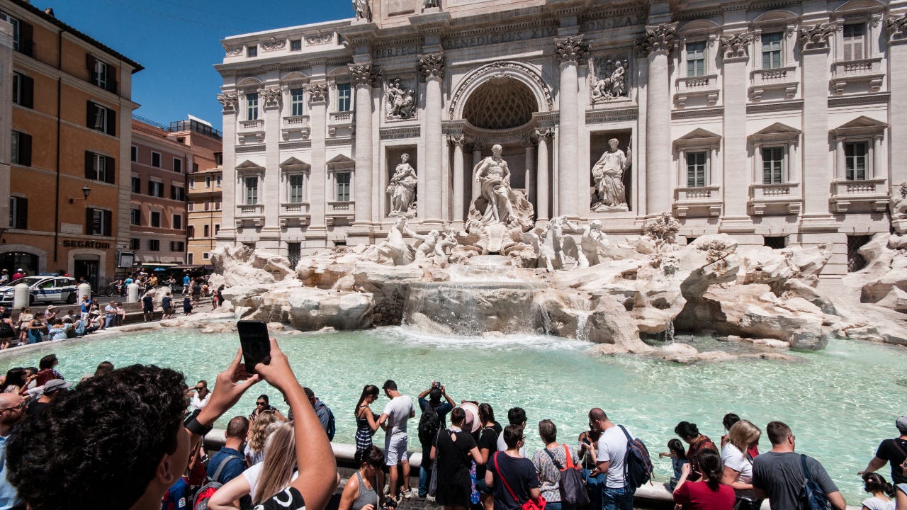 Tourists visit the Fontana di Trevi