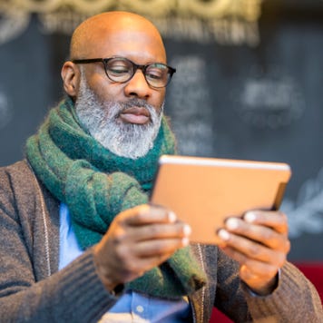 Man using tablet in coffee shop