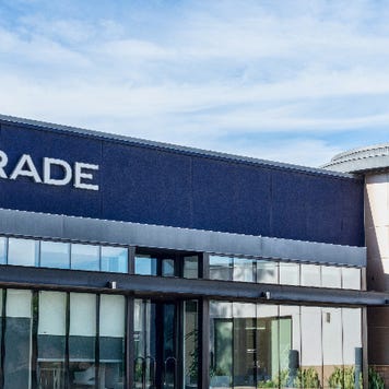 A building with the E-Trade sign on it