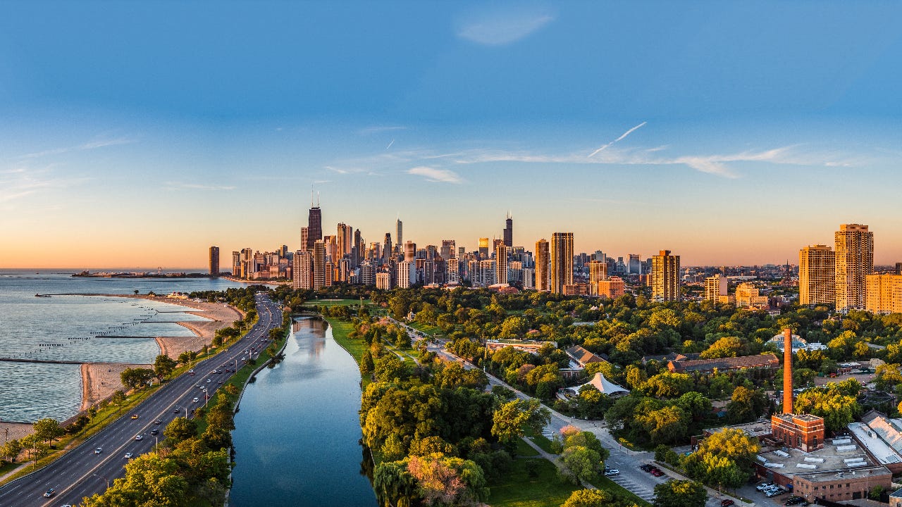 A panoramic view of the Chicago, Illinois skyline