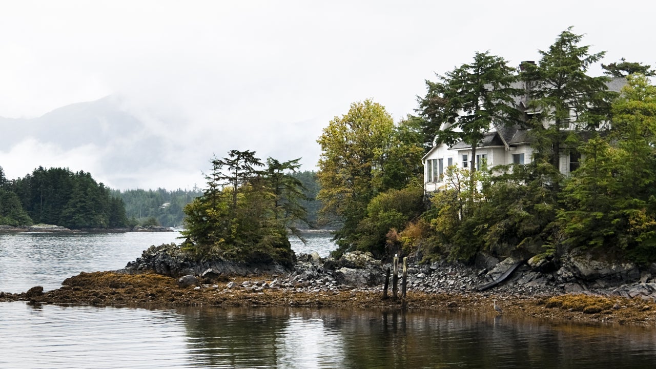 An idyllic home along the Alaskan coastline.