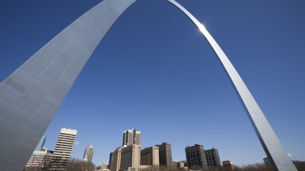 A shot of the skyline of St. Louis with the iconic arch in the sky.