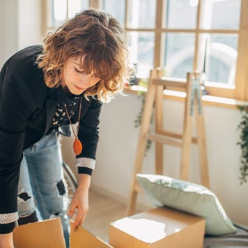 A young woman moves into a new apartment.