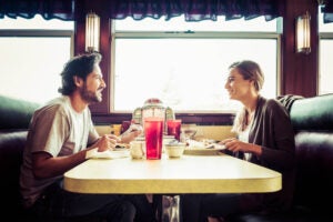 Personen an einem Tisch beim Mittagessen