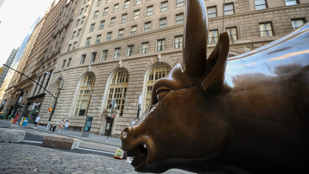 A bull statue near the New York Stock Exchange