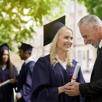 Dad attends daughter's college graduation