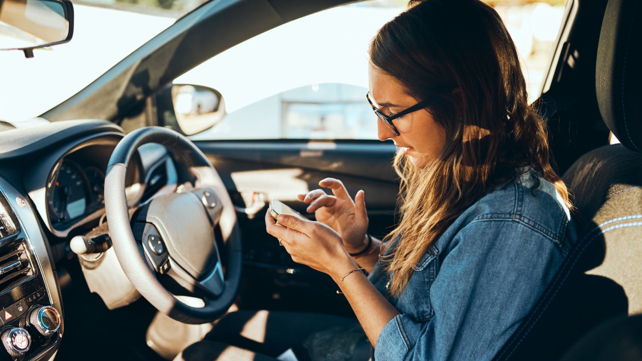 https://www.bankrate.com/2021/03/10122444/texting-and-driving-featured.jpg