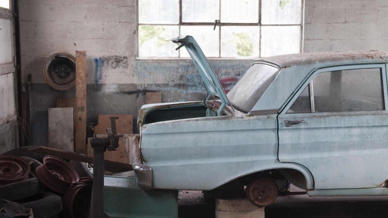 USA, South Carolina, Old car in abandoned repair garage