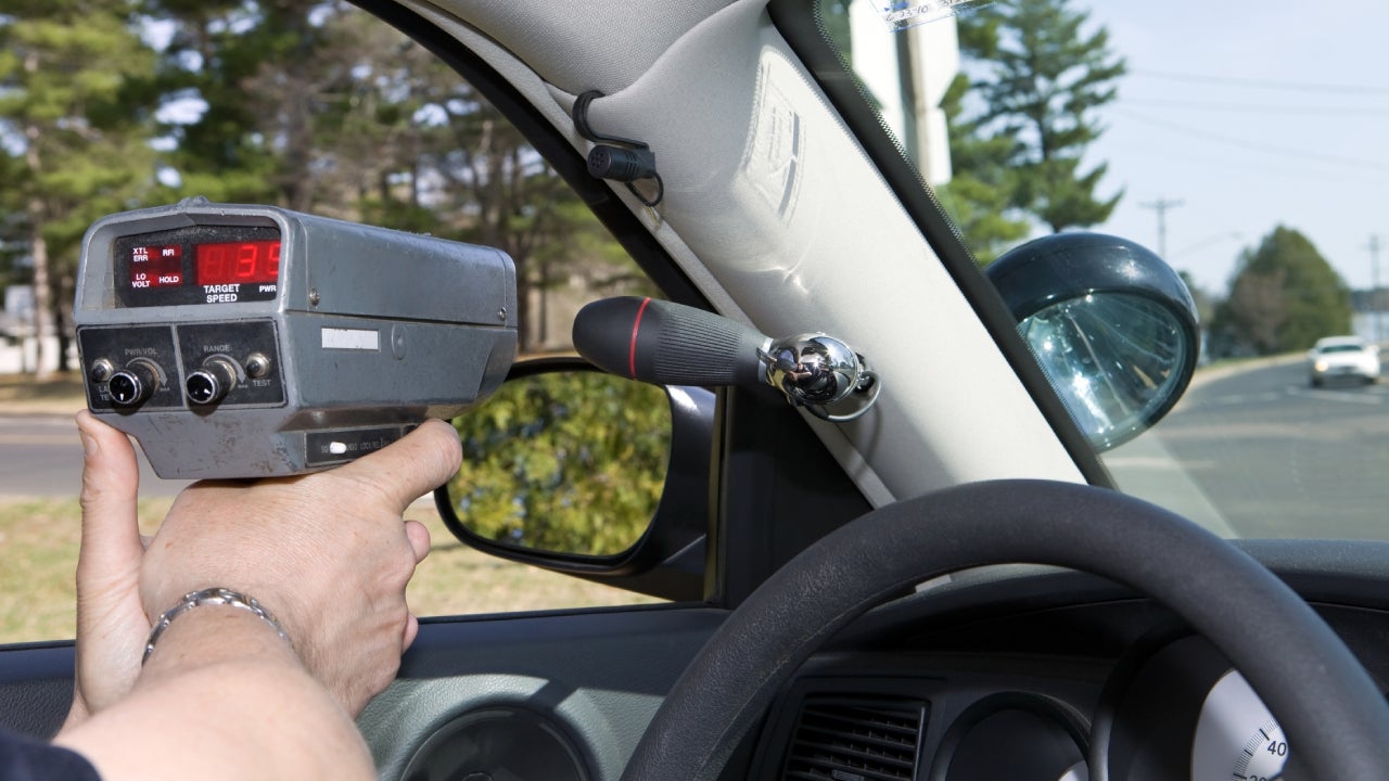 policial usando uma arma de RADAR portátil