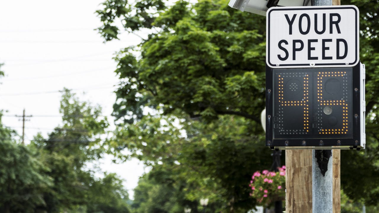 Radar puts your driving speed on sign next to road