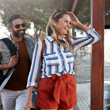 couple arriving at vacation house